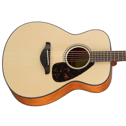 Yamaha GIGMAKERFS800 Solid Top Concert Body Acoustic Guitar Pack in Natural Gloss