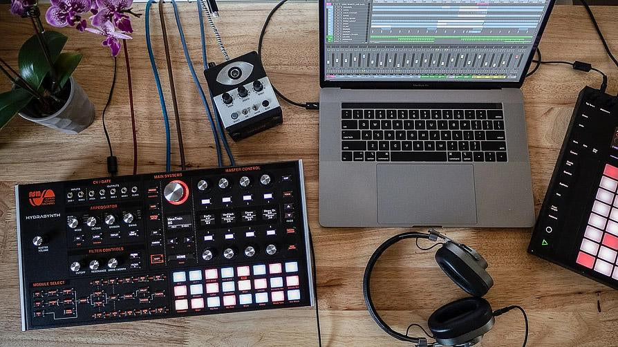 Ashun Sound Machines Hydrasynth Desktop and Rack Synthesizer