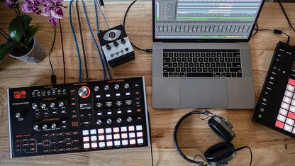 Ashun Sound Machines Hydrasynth Desktop and Rack Synthesizer